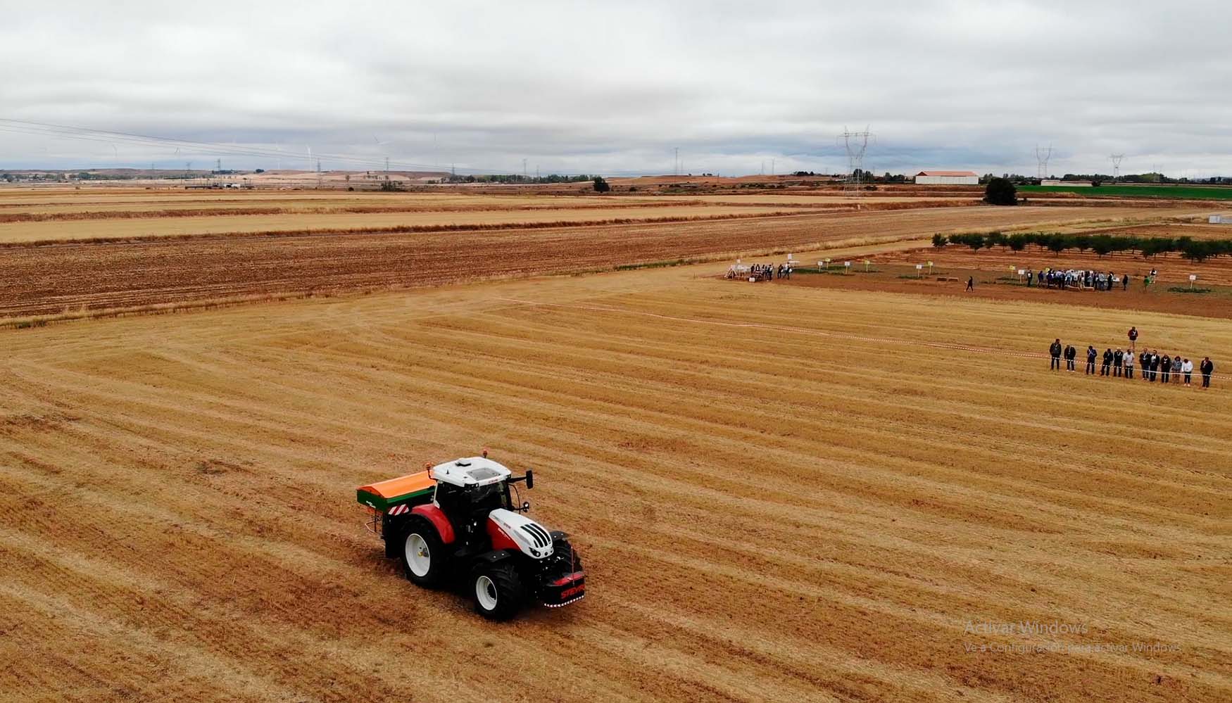Tractor trabajando en un campo