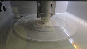 BIOTECFILMS Equipo de laboratorio realizando la película biodegradable para evaluar sus propiedades en aplicaciones de envasado alimentario sostenible.