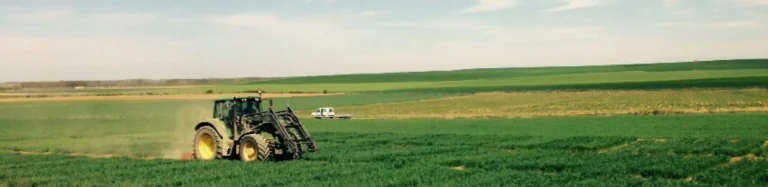 Tractor agrícola realizando un ensayo de campo en una parcela experimental de cereal. Imagen representativa de la investigación agronómica, la experimentación agrícola y la evaluación de cultivos desarrolladas por ITAGRA.CT para impulsar una agricultura más eficiente, sostenible e innovadora.
