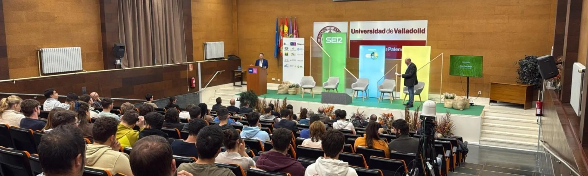 Jornada de comunicación y divulgación con público asistente a una presentación sobre innovación, investigación y sector agroalimentario.