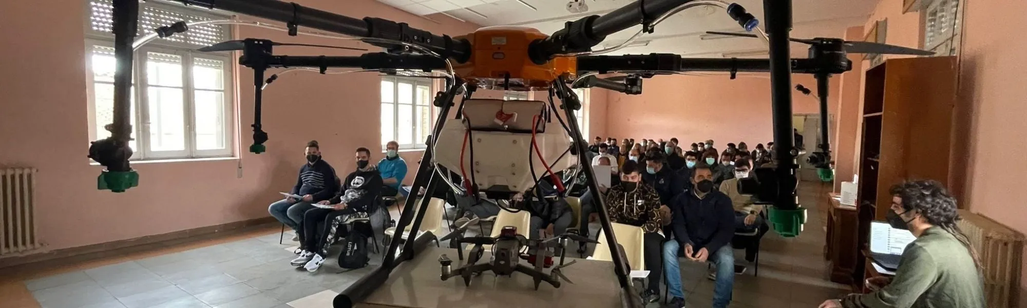 Curso de formación sobre drones y agricultura de precisión dirigido a profesionales y estudiantes del sector agrario.