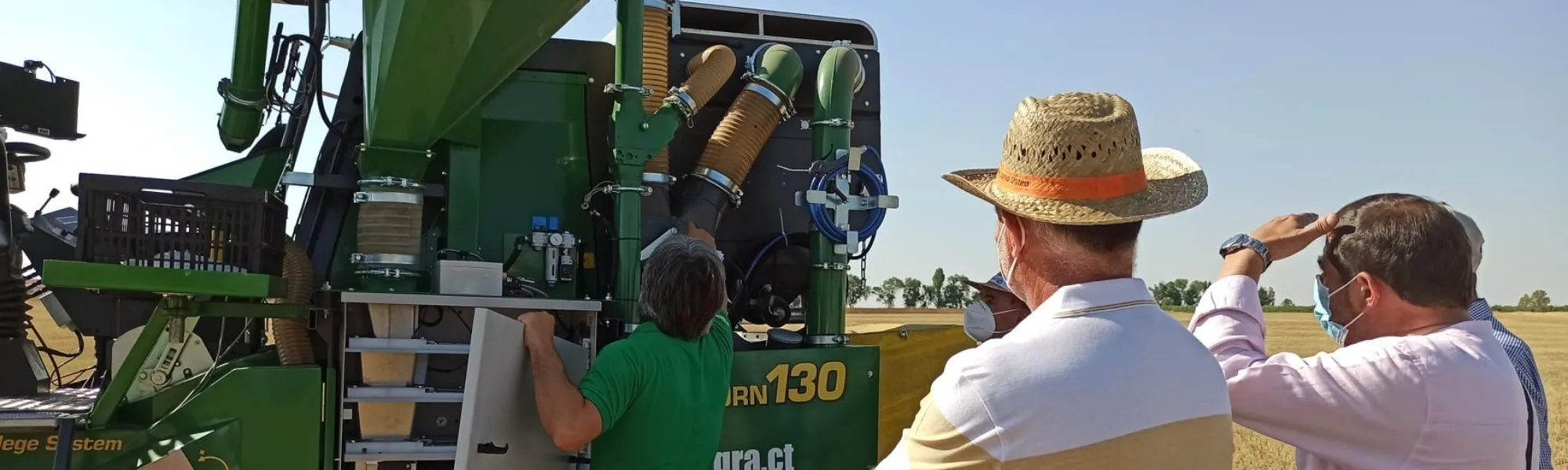 Jornada técnica de campo con profesionales observando una demostración de maquinaria agrícola y nuevas tecnologías para el sector agrario.