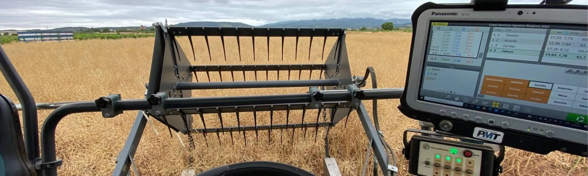 Maquinaria agrícola equipada con pantalla digital para la monitorización de datos durante la cosecha de un cultivo.