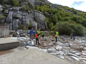 Equipo técnico realizando trabajos de restauración fluvial y recuperación de un cauce en un entorno natural de montaña.