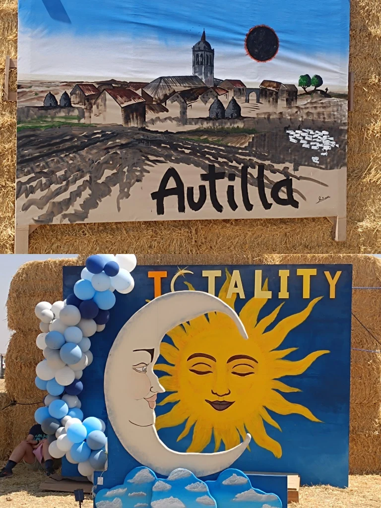 Decoración sobre balas de paja en Autilla del Pino con representaciones del eclipse solar, el Sol, la Luna y el paisaje rural del municipio.