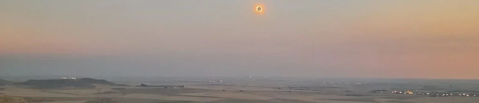 Eclipse solar observado sobre un paisaje de campos de cultivo Autilla del pino , una imagen que une agricultura, territorio y naturaleza.
